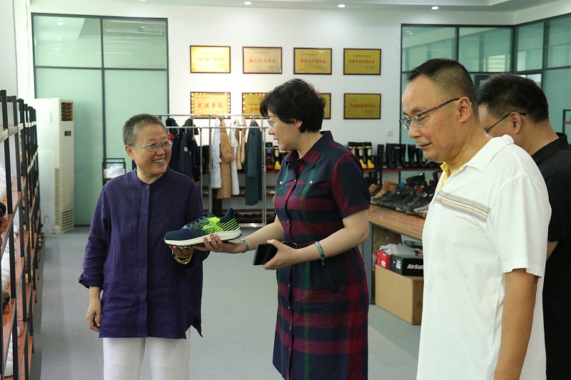 臨沂市工信局黨組書記、局長王林艷一行蒞臨百華鞋業調研指導