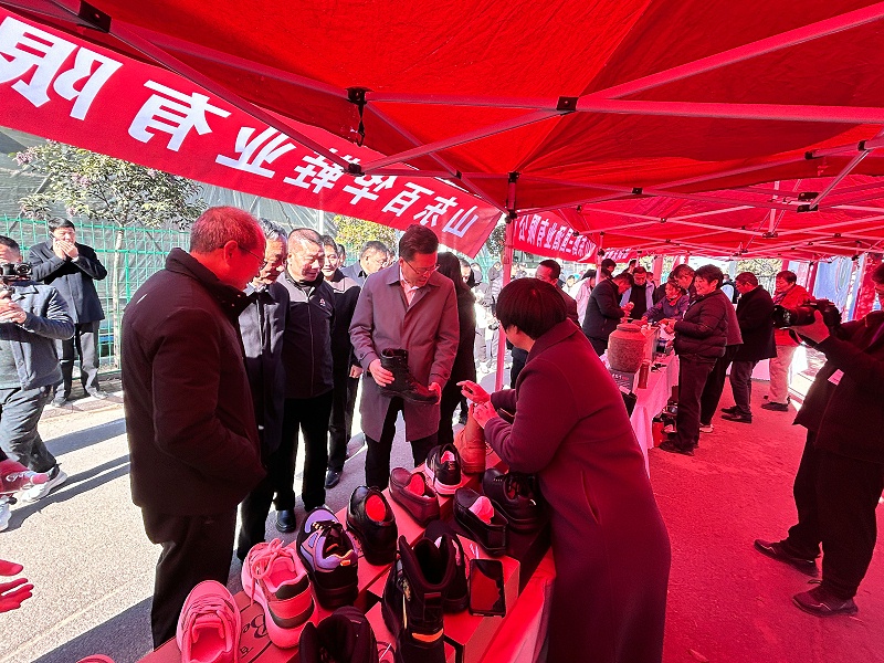 百華鞋業受邀參加“首屆中國諸葛亮杯若鯉大賽”暨名優特產展覽會活動！
