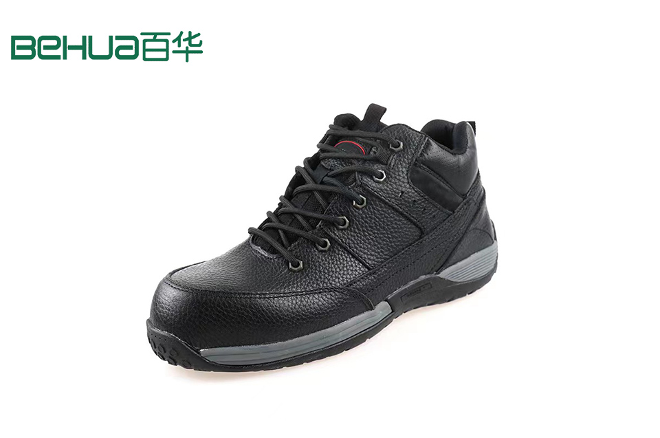 從事鐵路工作保護足部安全，選擇112款防砸防刺穿勞保鞋