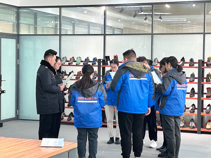 百華鞋業開展“構筑和諧勞動關系，營造良好用工環境”宣傳