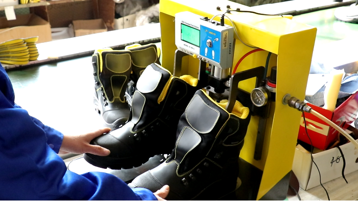 電絕緣鞋、防靜電鞋和ESD鞋的區別你知道嗎？資深勞保用品廠家帶你了解！